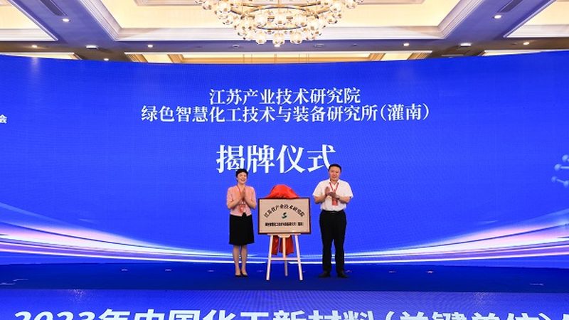 光伏胶粘剂在光伏组件中的应用与选择要点